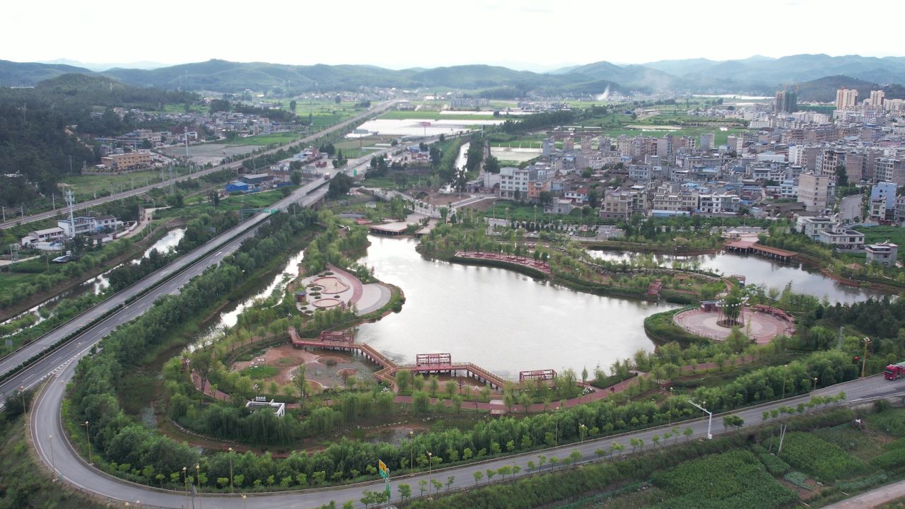高速公路旁的湖泊2