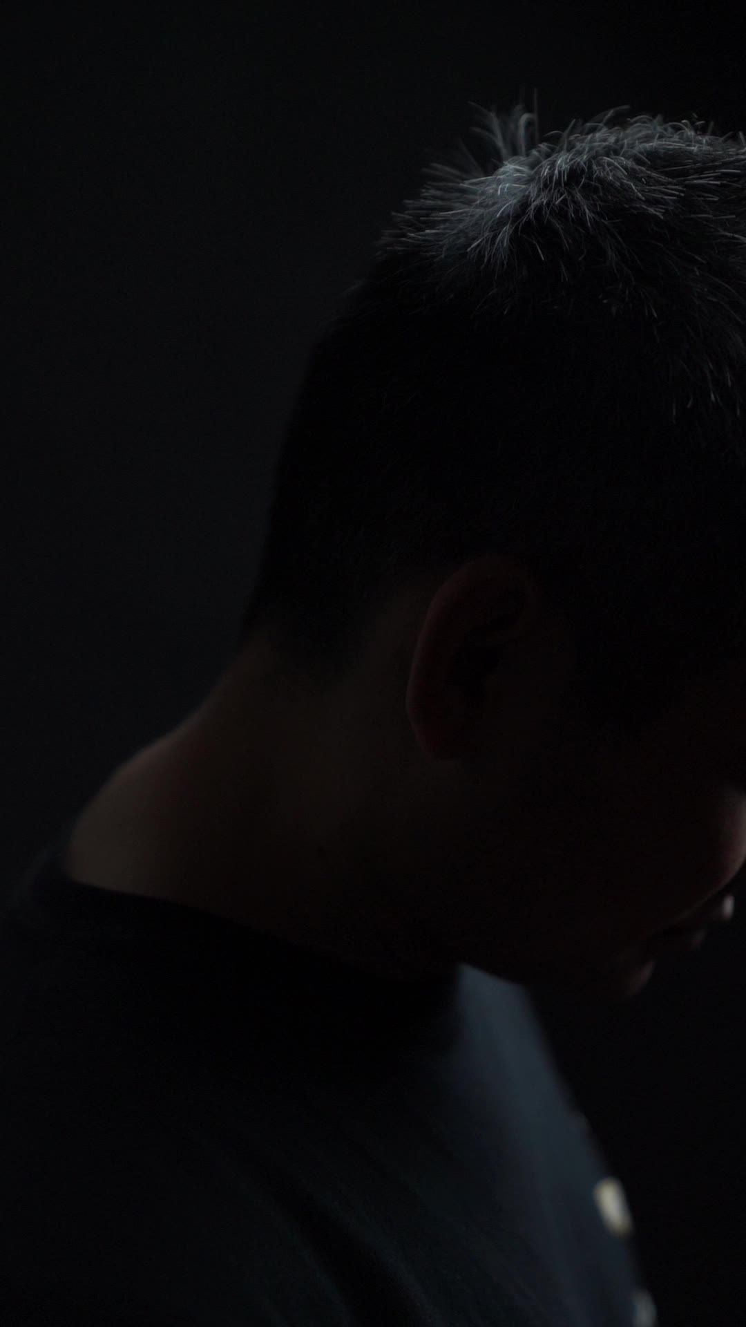 惆怅的中年男人
