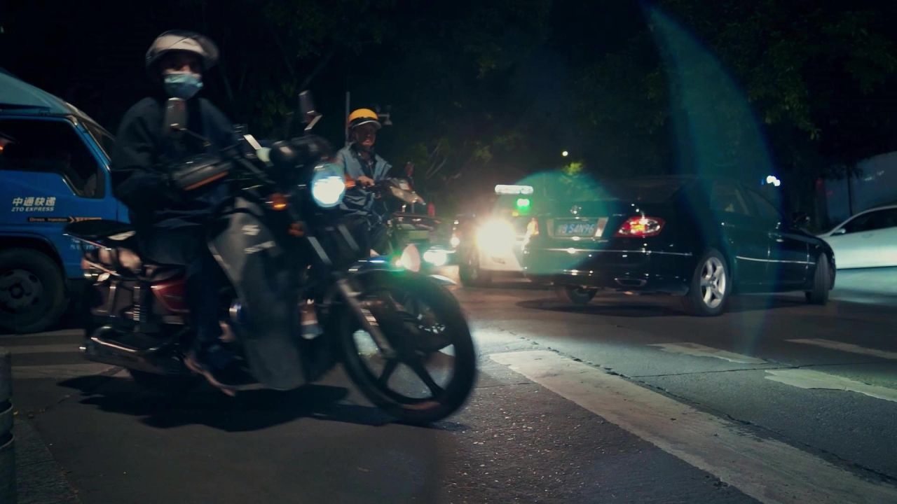 夜晚的路口車流