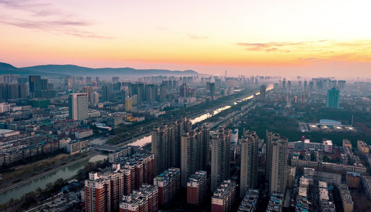 城市朝霞漫天航拍延时