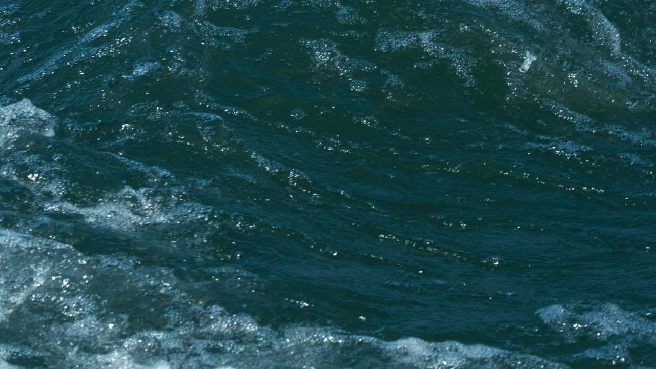 汹涌的海浪实拍镜头