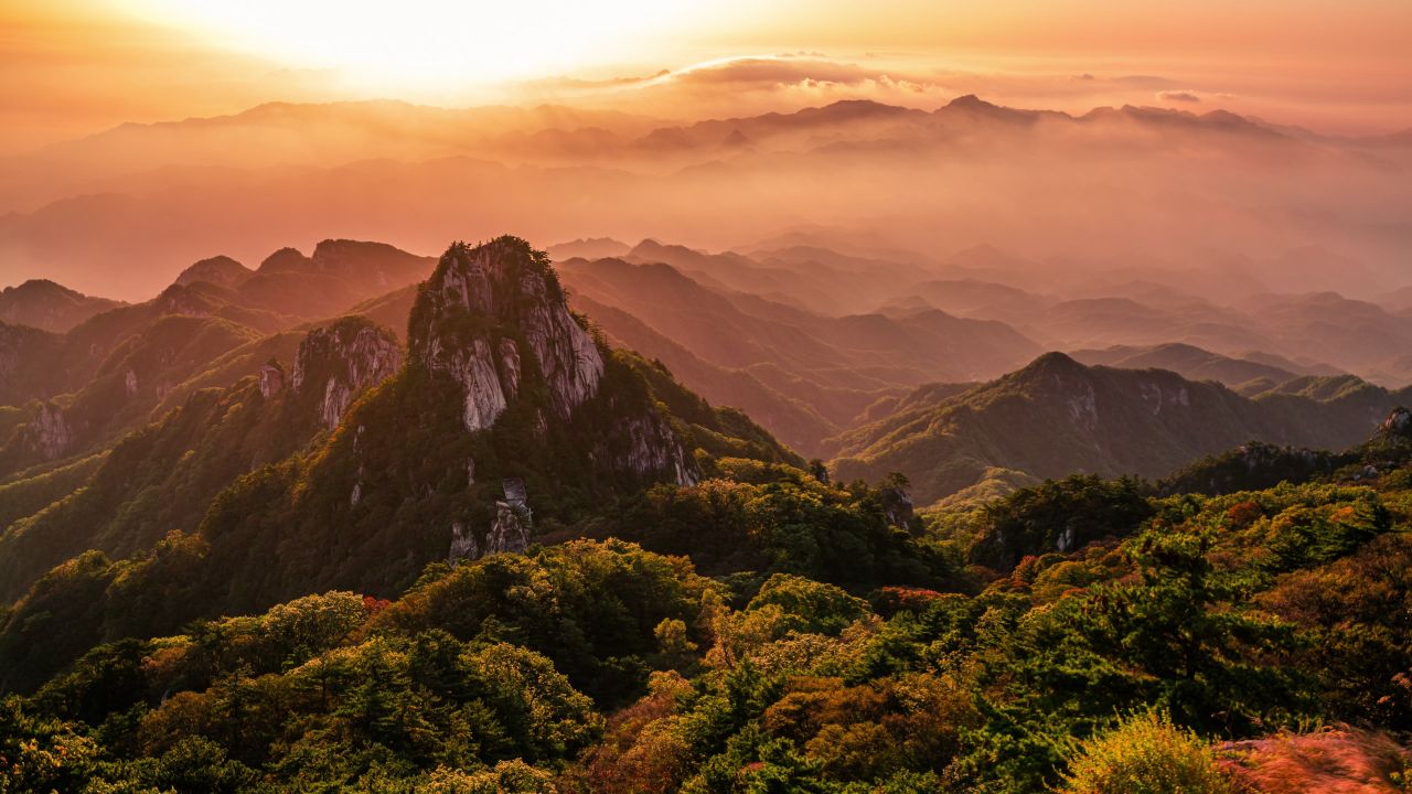 朝霞山峦延时