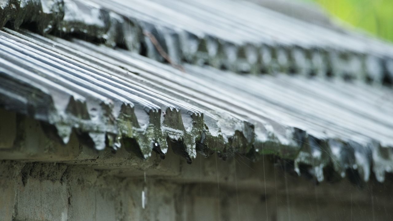 下雨水青瓦片滴落4K实拍