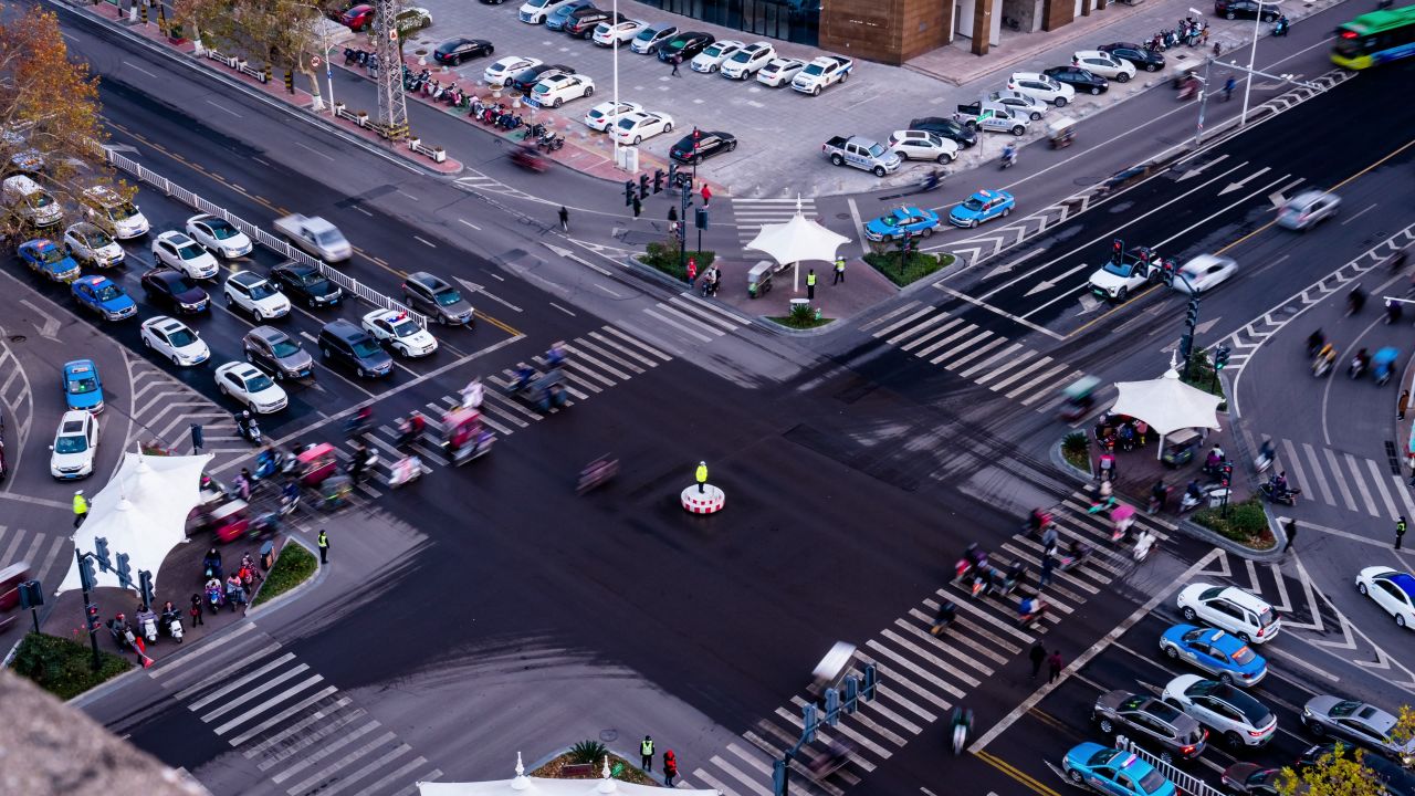 繁忙十字路口指挥交通的警察延时