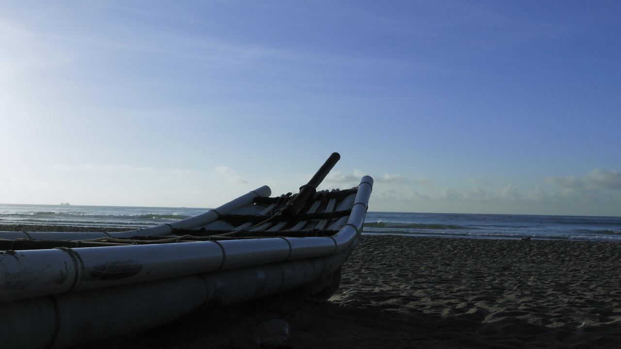 海边废弃船