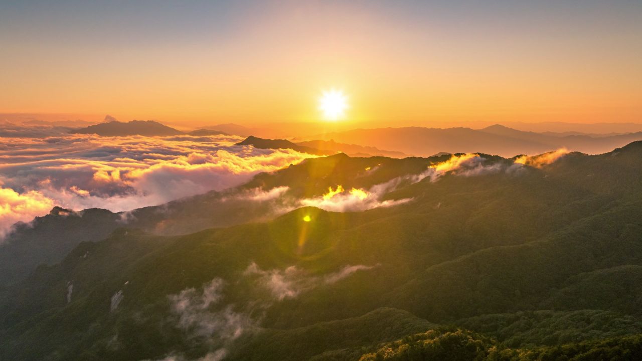 山峦群山日落日冕云海航拍延时