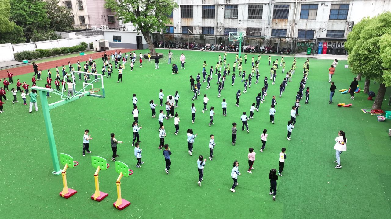 4K航拍幼儿园活动游戏做操