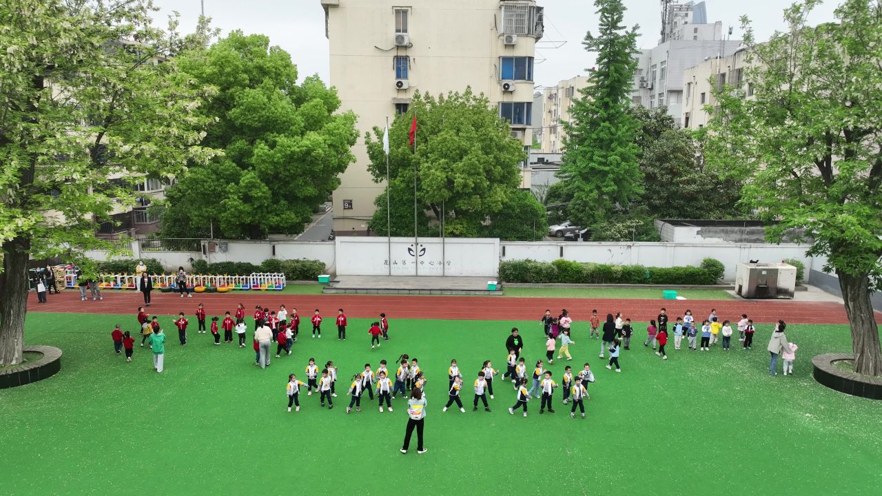 4K航拍幼儿园活动游戏做操