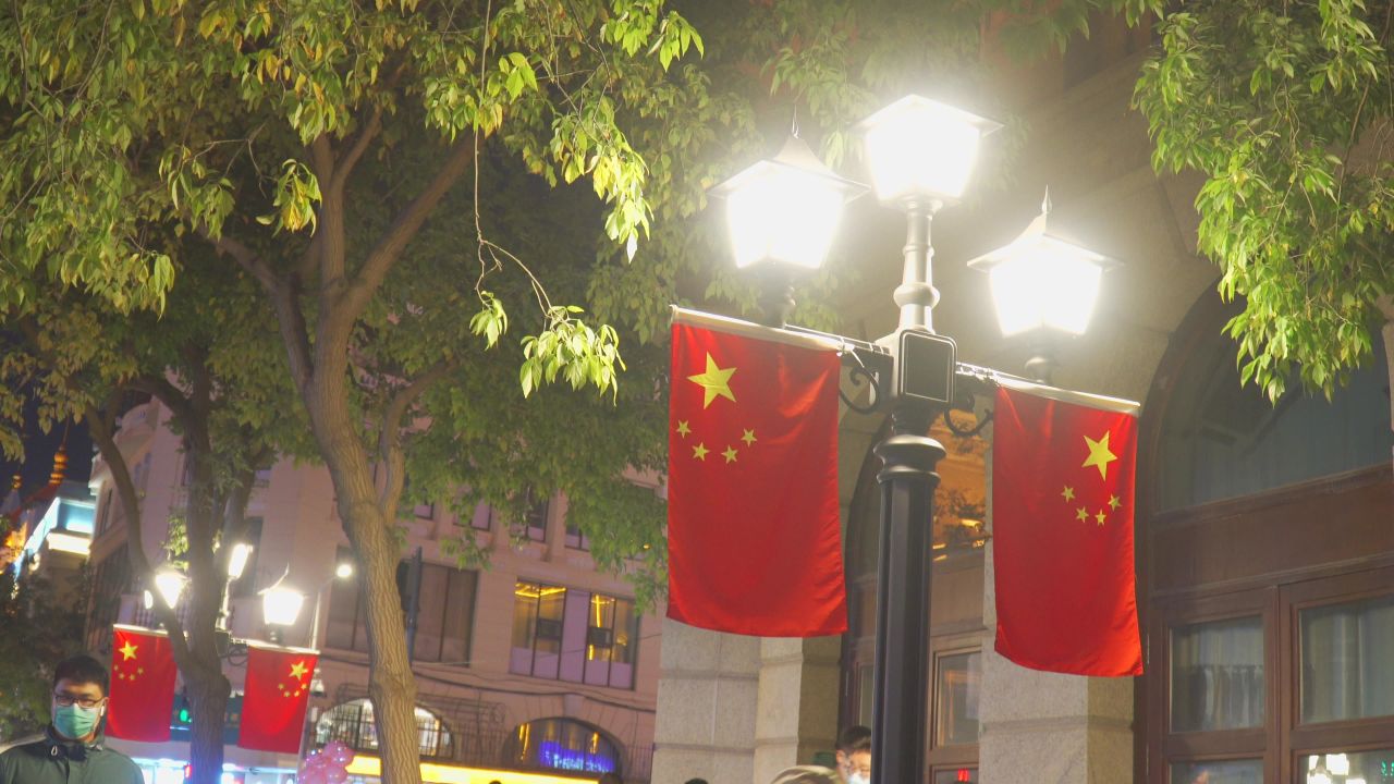 中央大街灯杆红旗