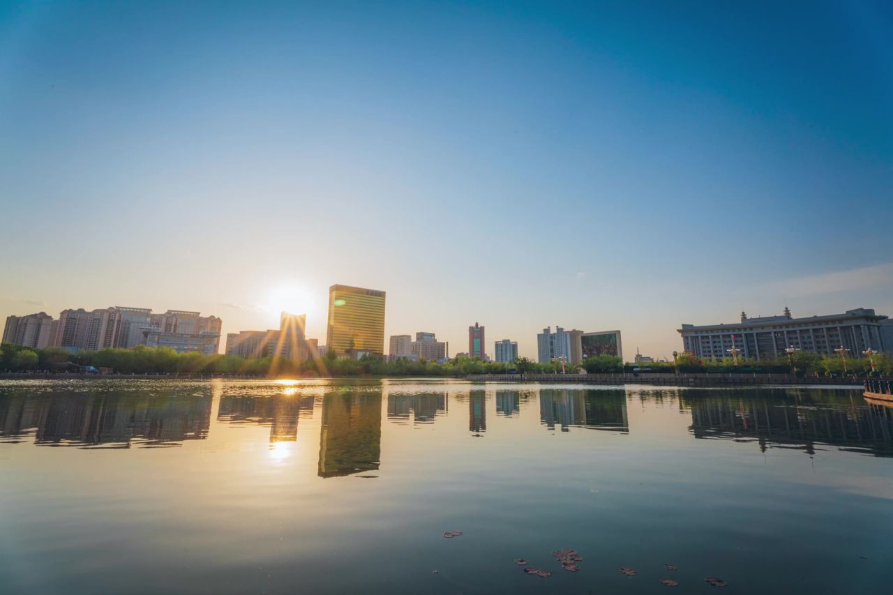 乌鲁木齐南湖广场晚霞日转夜延时