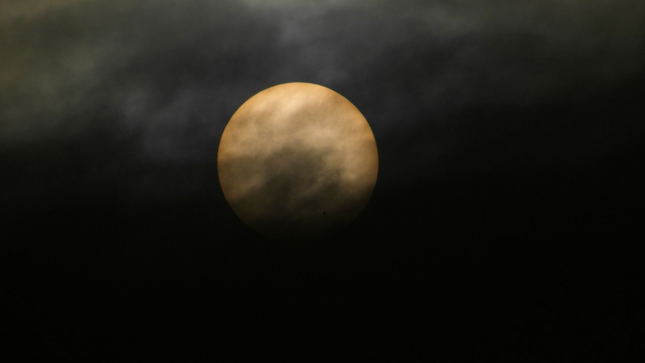 太阳日出日落夕阳逆光刺眼星芒