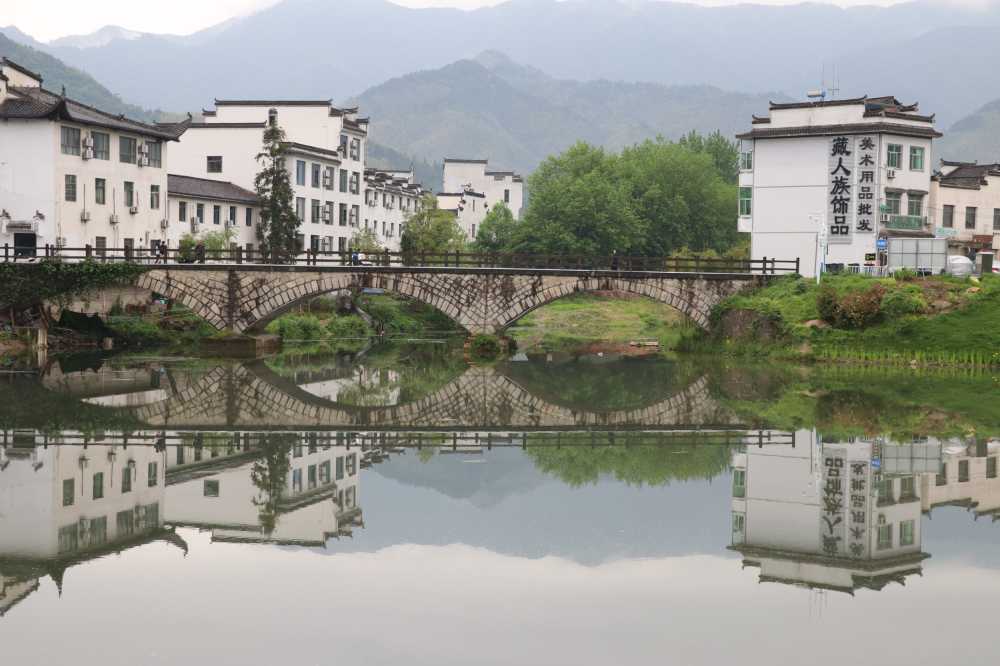 宏村门口，山和桥梁如诗如画