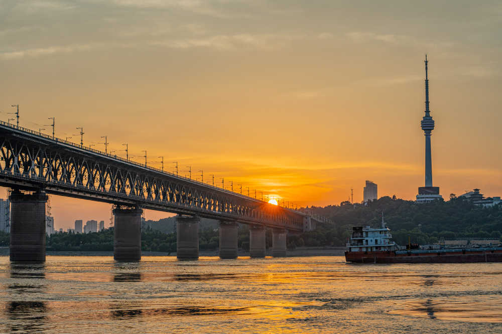 武汉长江大桥江滩夕阳