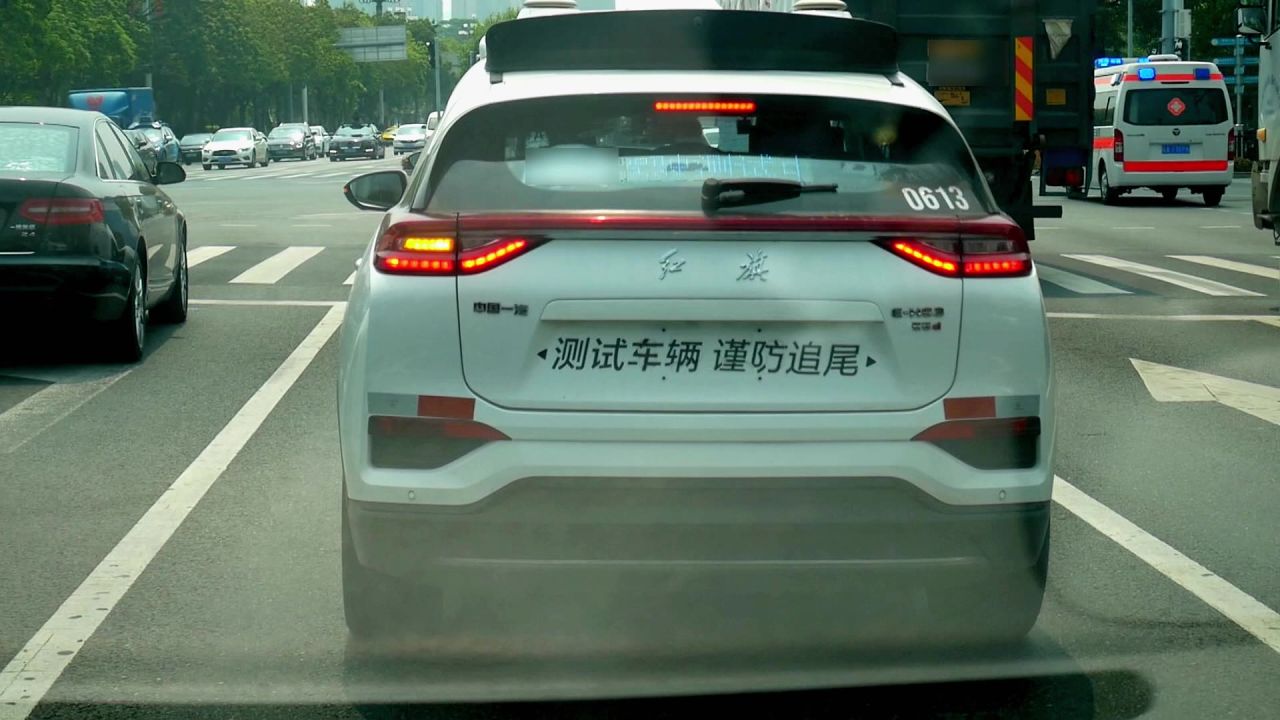 路口等红灯的无人驾驶测试车辆