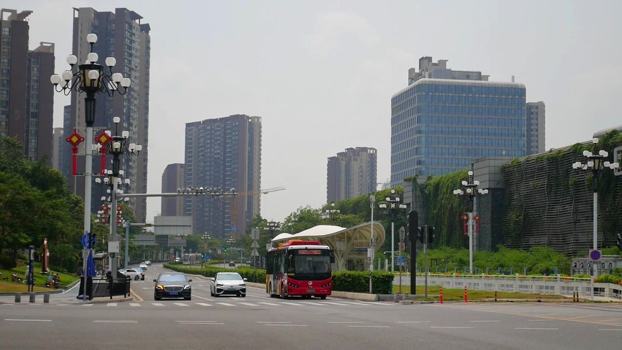 路口等红灯的公交车