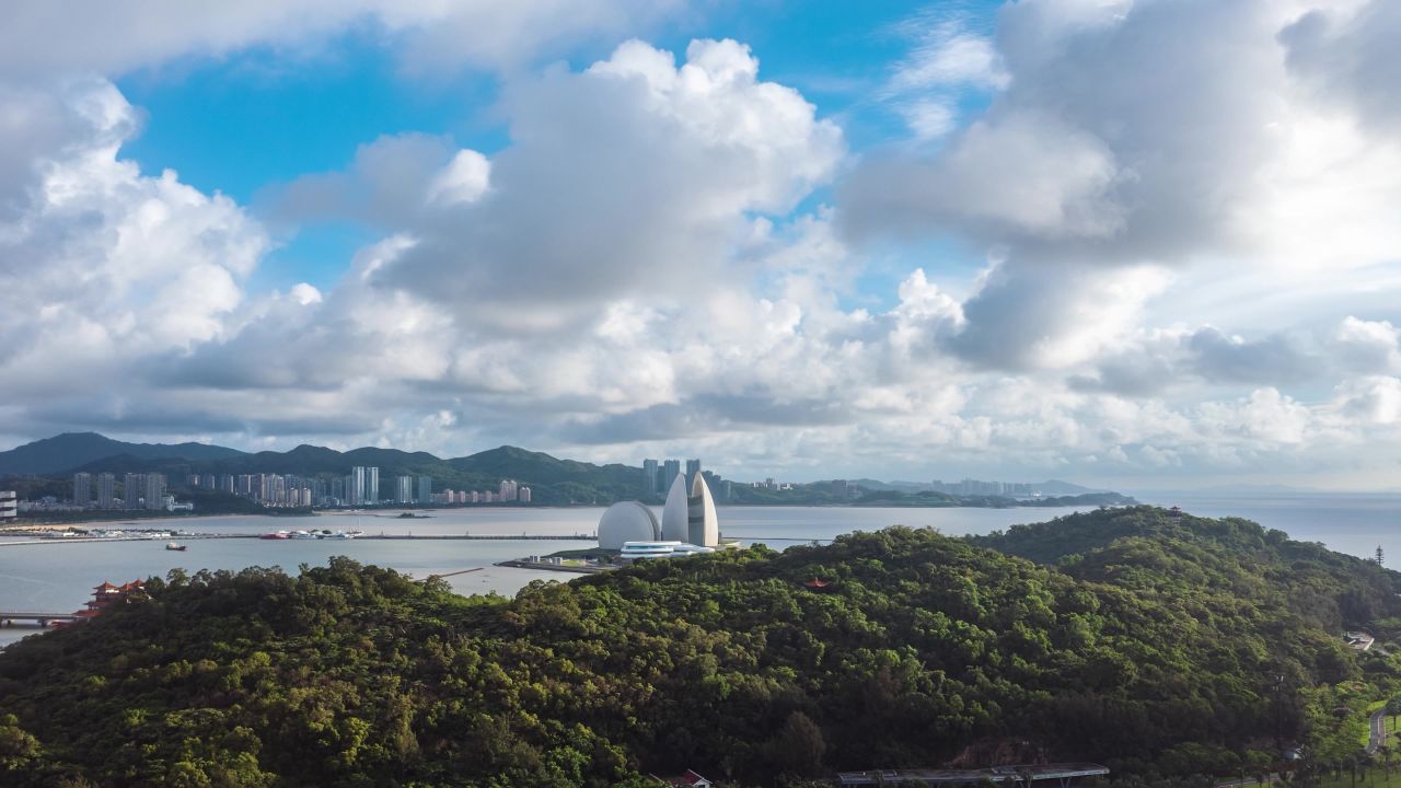 清晨日月贝建筑上空的云