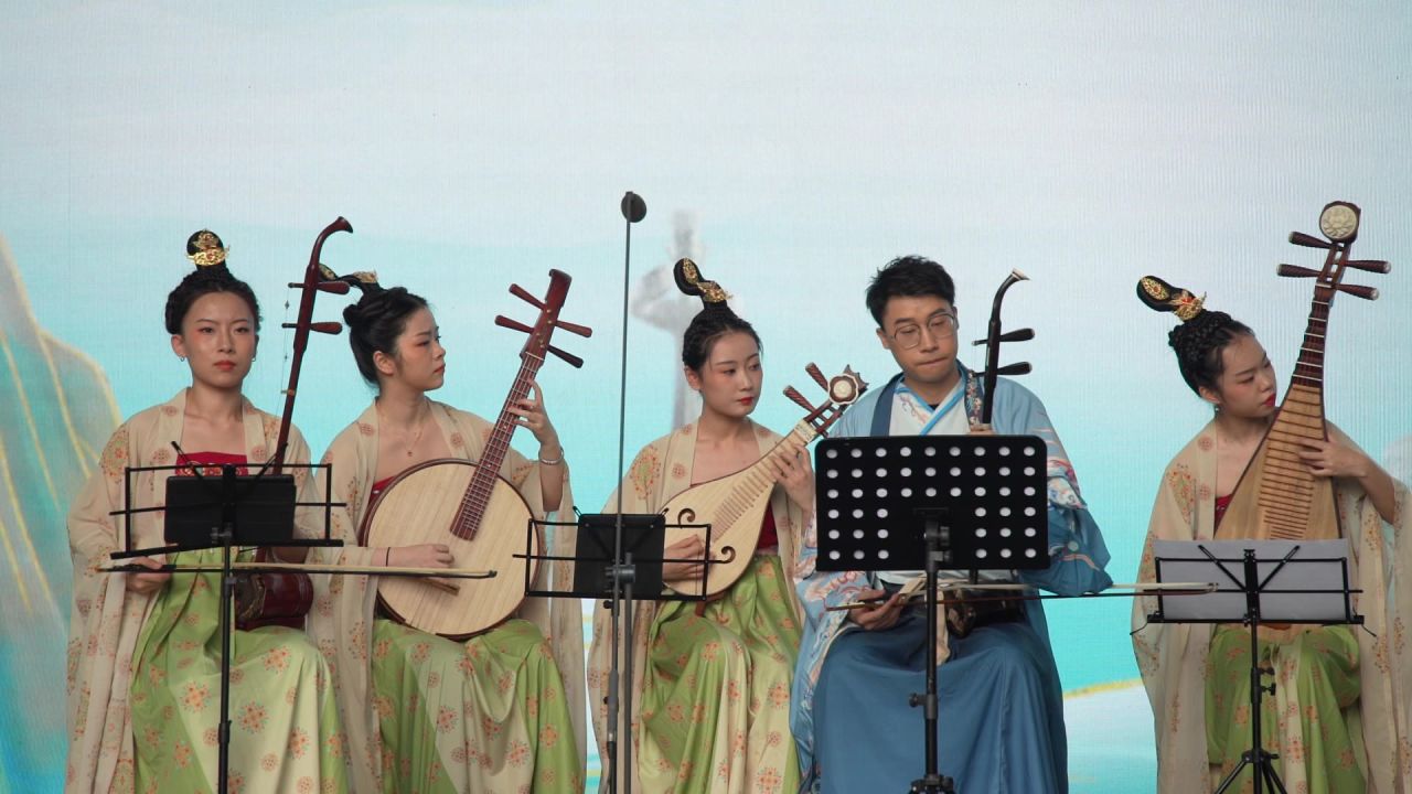 舞台上中国古乐器表演