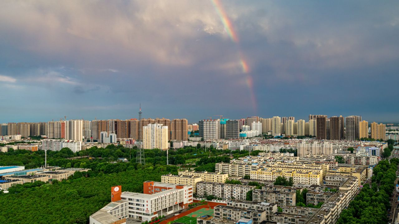 城市雨后彩虹延时