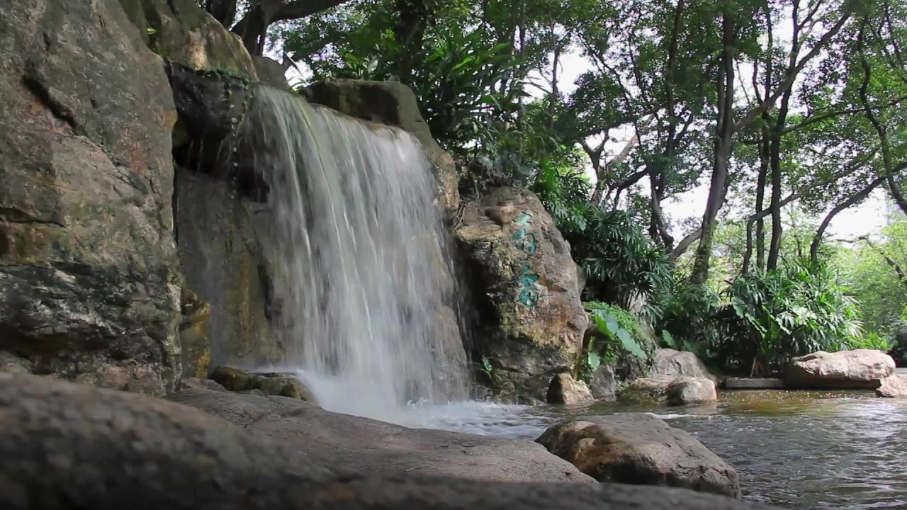 石间三尺瀑布流水