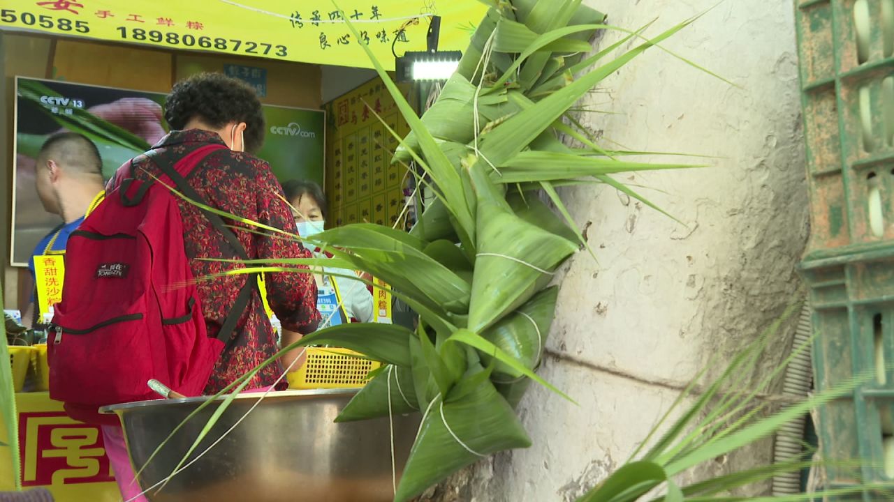 成都的街边包粽子