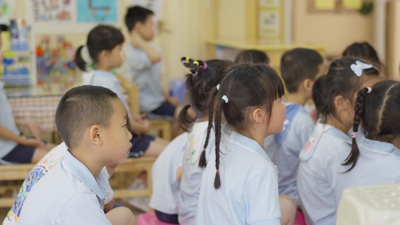 幼儿园孩子们在教室认真听课