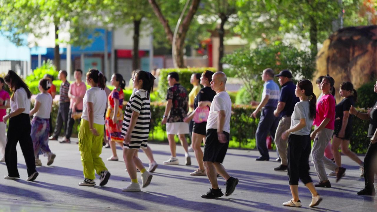 男人和女人在快乐地跳广场舞