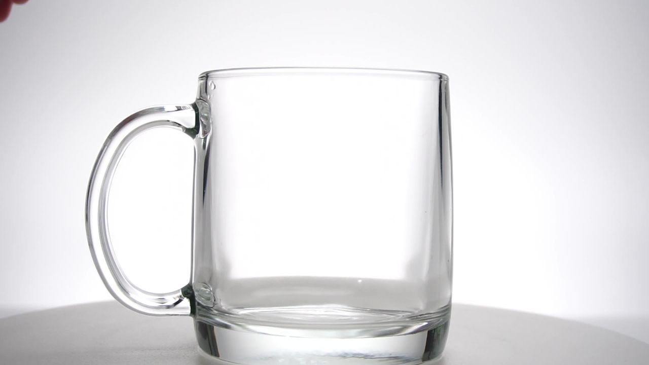透明水瓶升格倒水流动