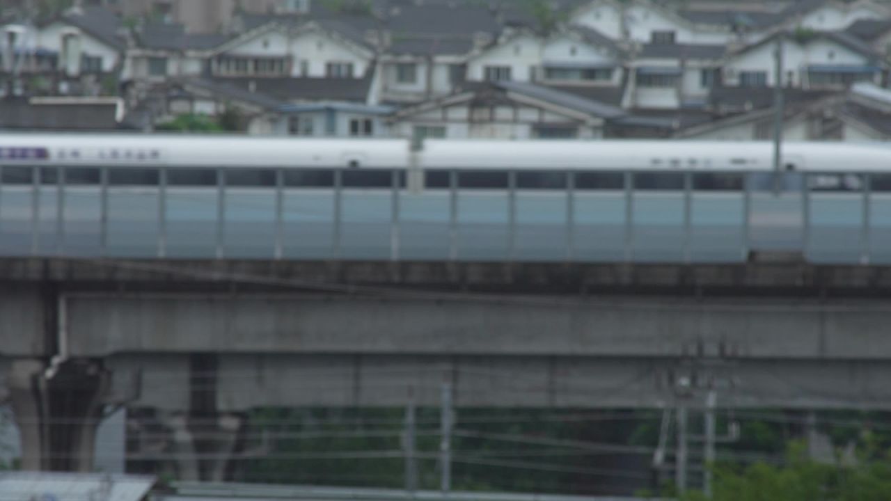 雨中的高铁