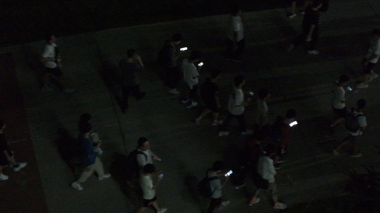 夜间流动的人群