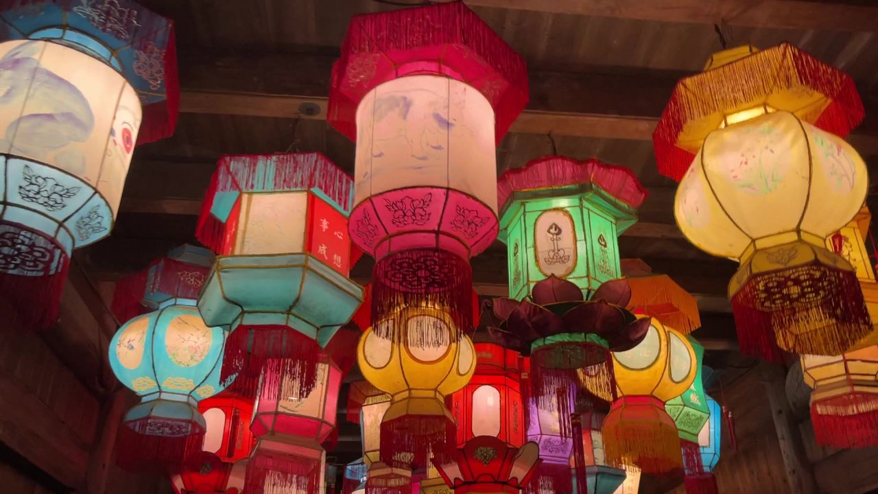 行人赏花灯
