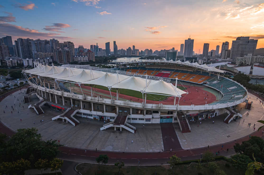 黄昏下城市中心体育馆高角度全景视图