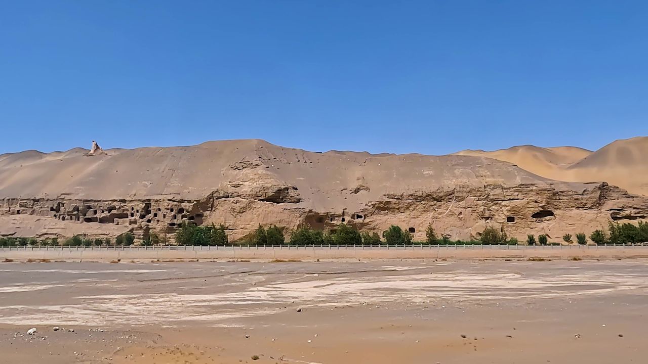 去往敦煌莫高窟的路上