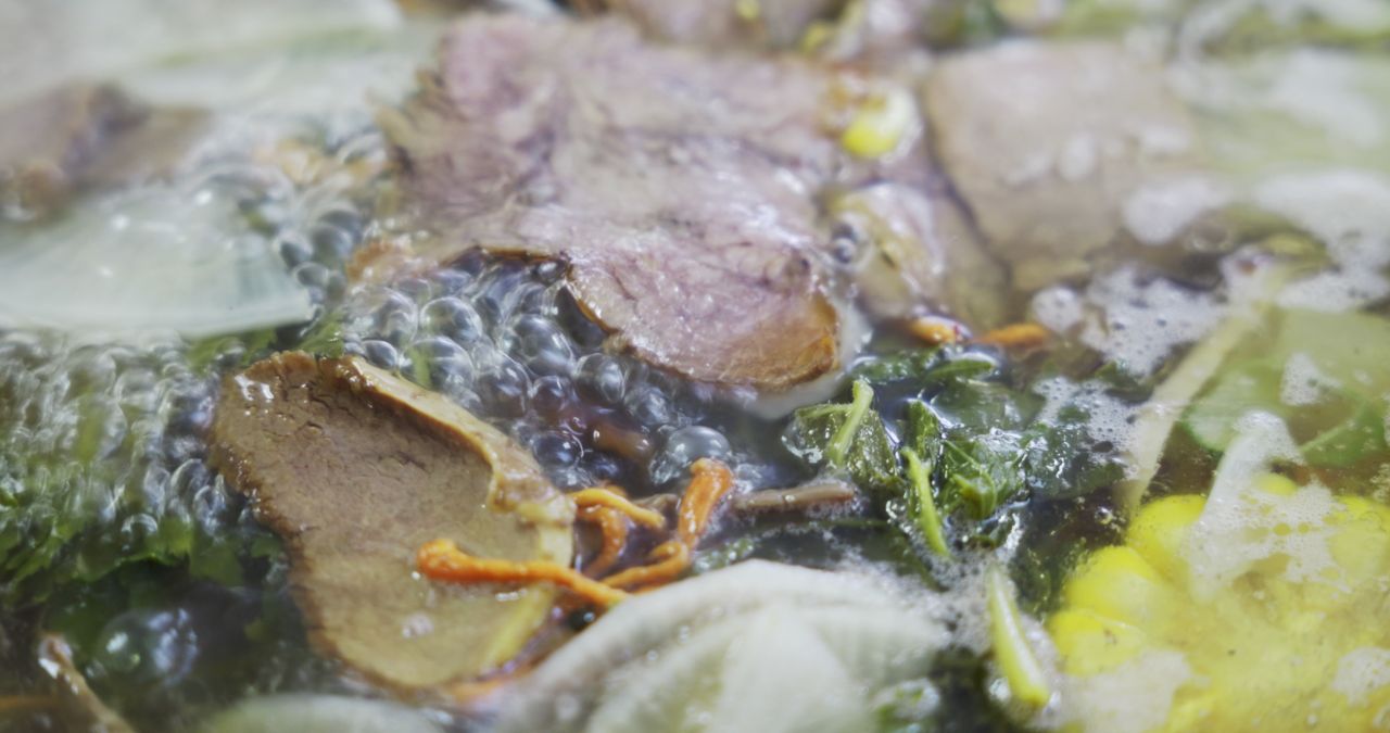 热气沸腾的牦牛肉野生菌火锅