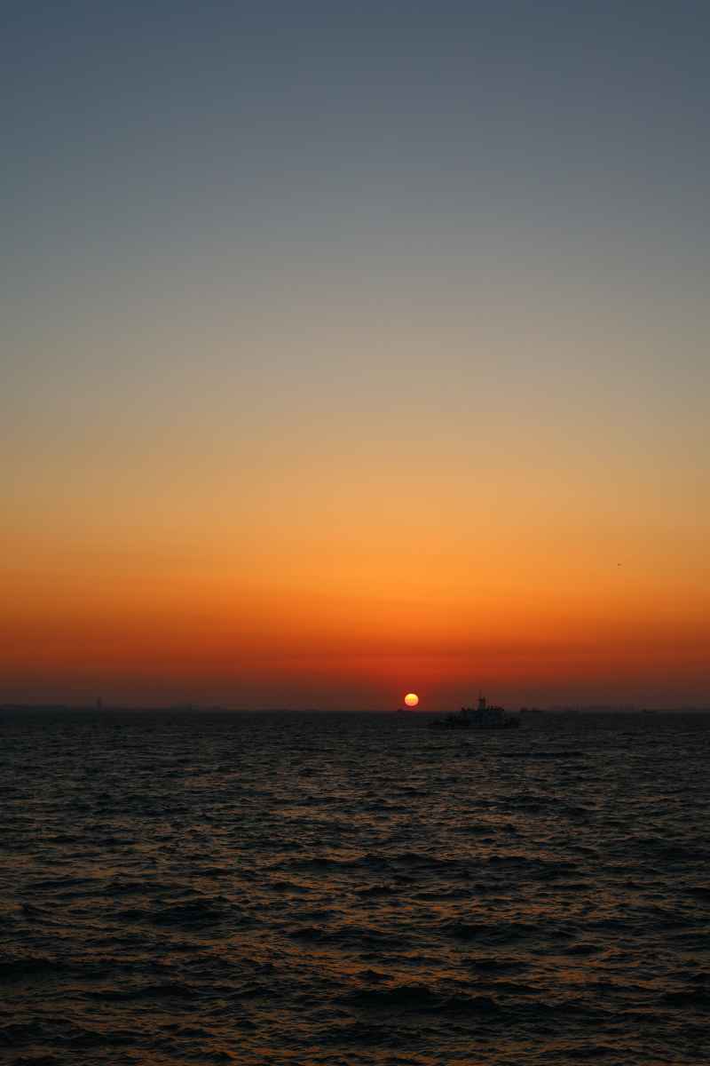 落日海上