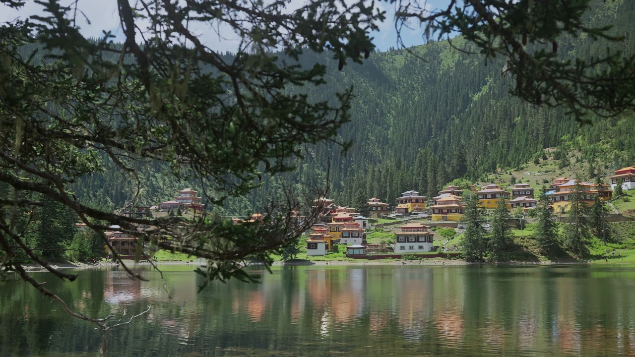 川西措卡湖唯美自然风光特色建筑
