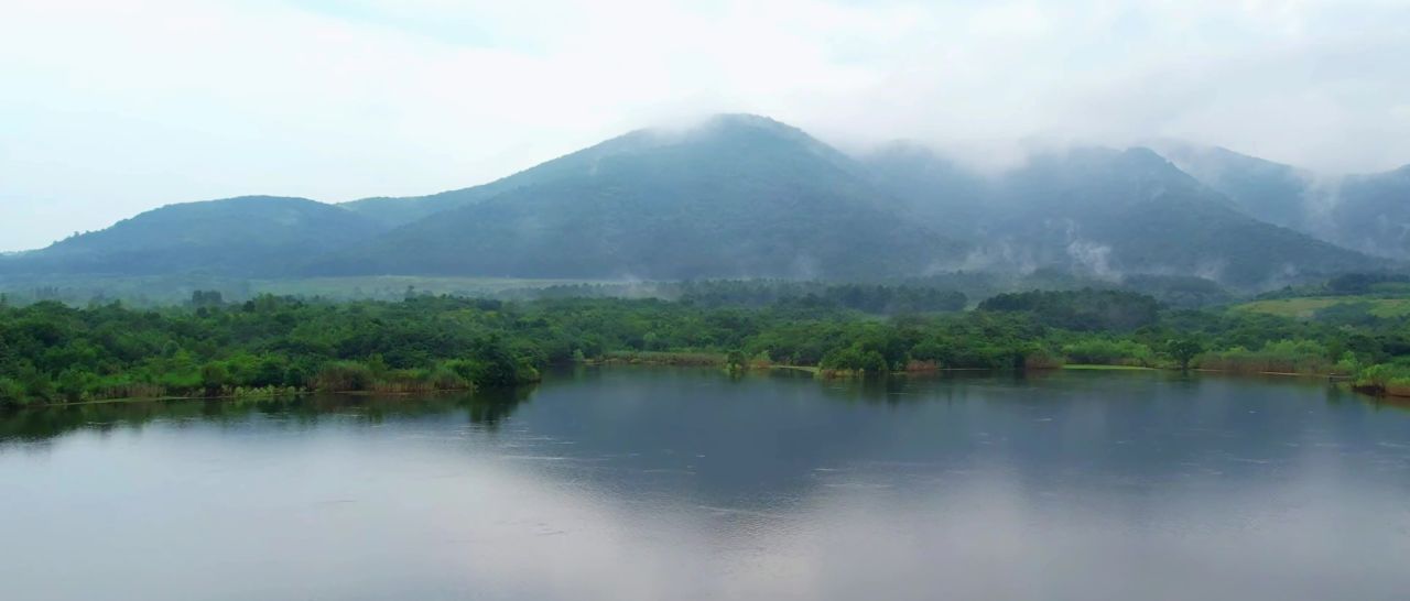山湖倒影
