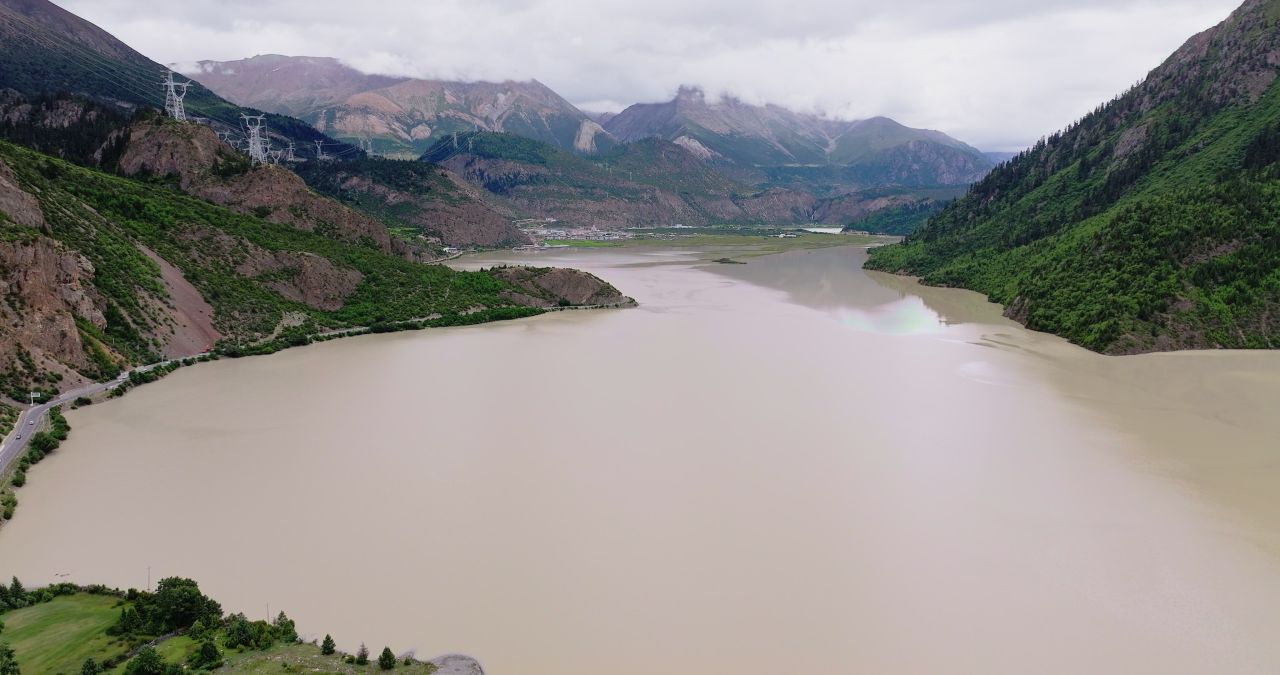 西藏然乌湖和周边高压线电线塔电力系统大气航拍
