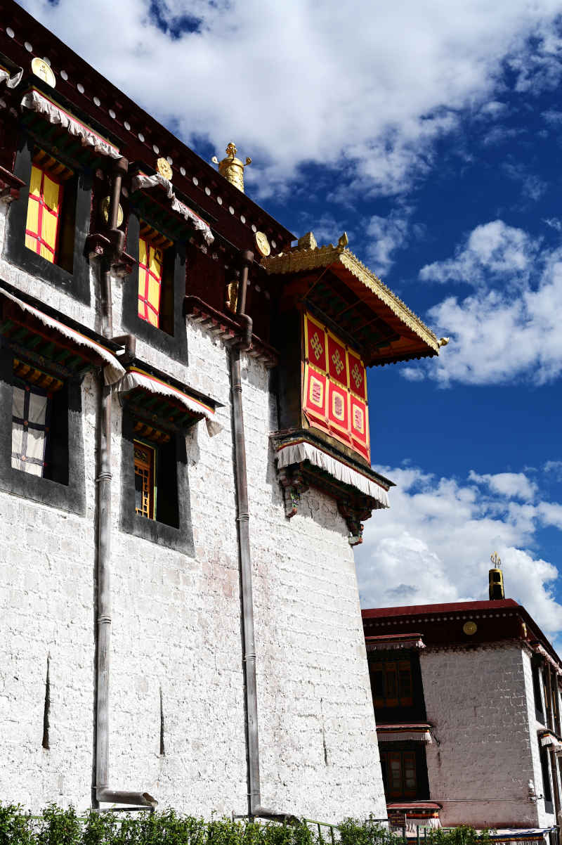 西藏拉萨蓝天下的大昭寺外墙