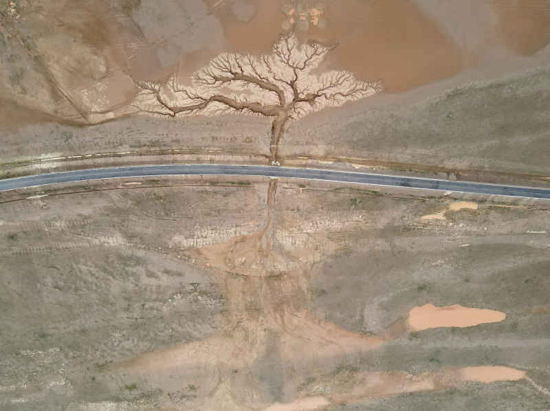 西藏阿里北线国道边被称为大地之树的裂痕