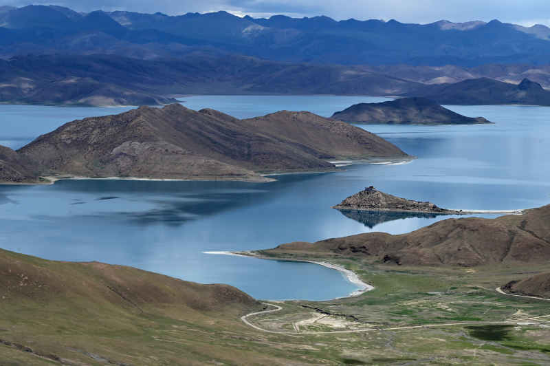 西藏山南鲁日拉观景台远观羊卓雍措千岛之湖