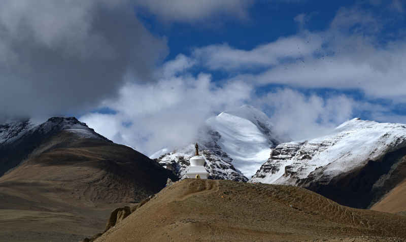 西藏日喀则远观蓝天下的雪山群峰