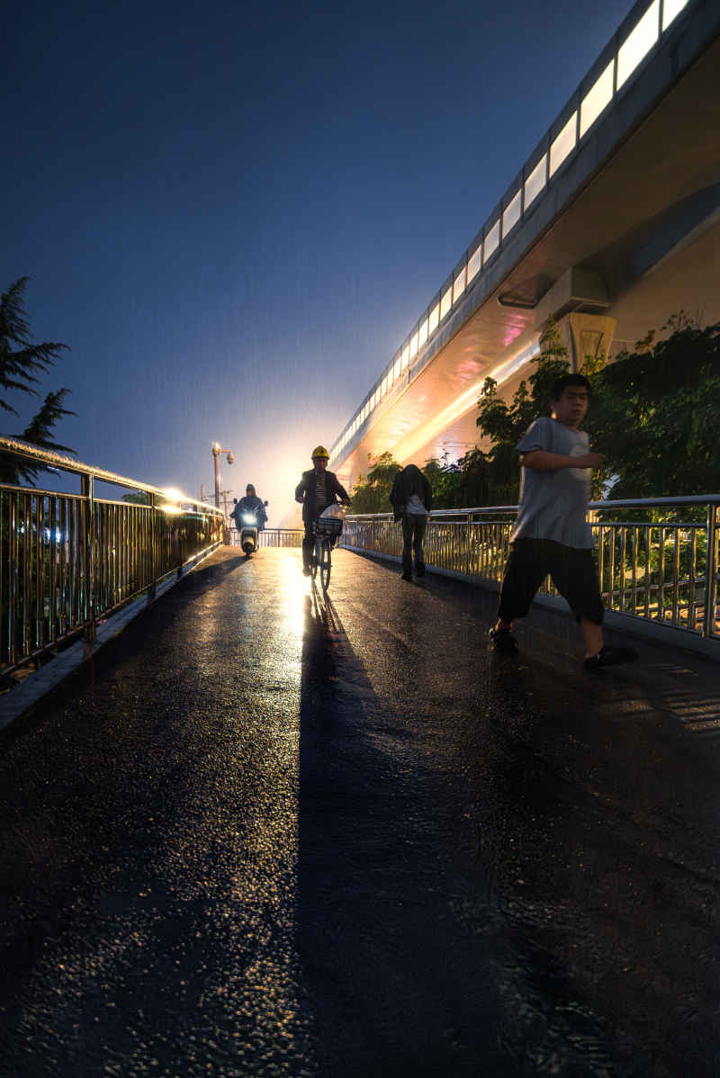 雨来了，跑啊