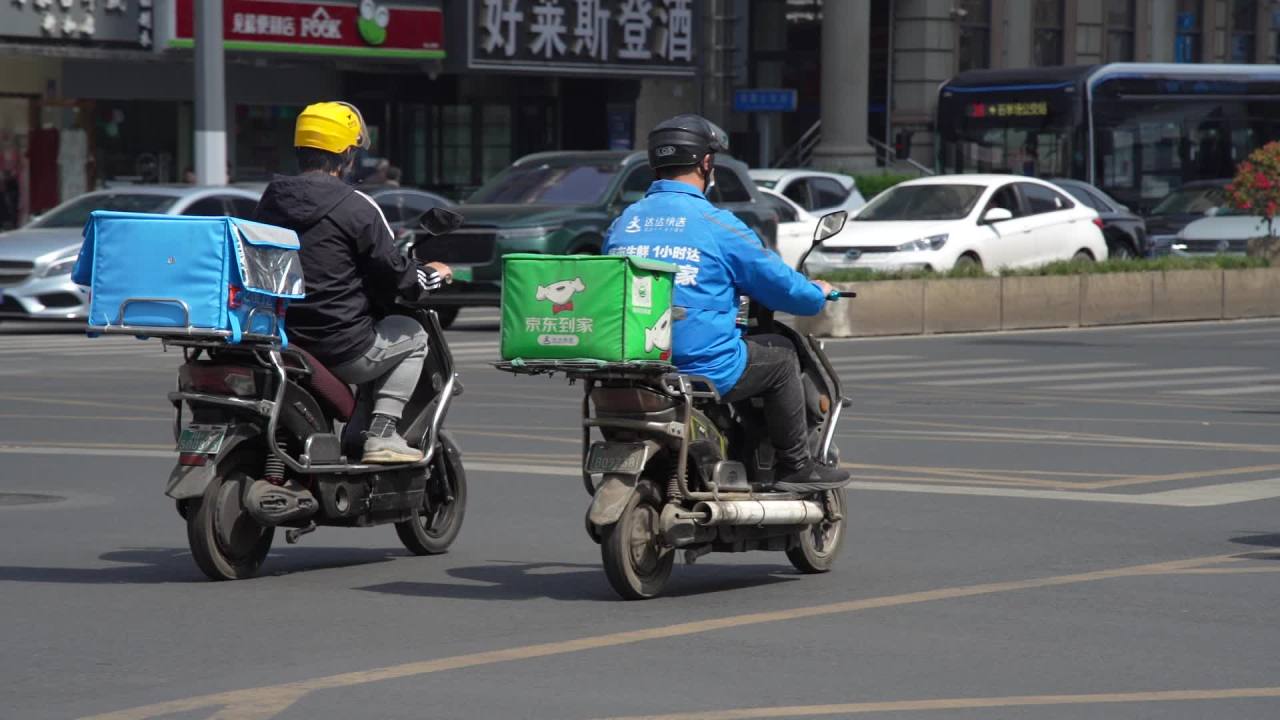 抓拍街头的各种外卖小哥