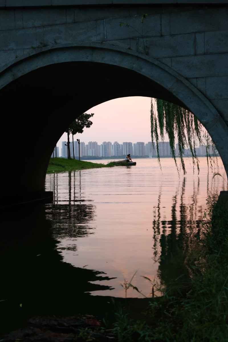 黄昏桥影