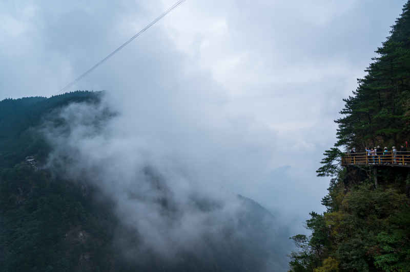 雾漫山谷