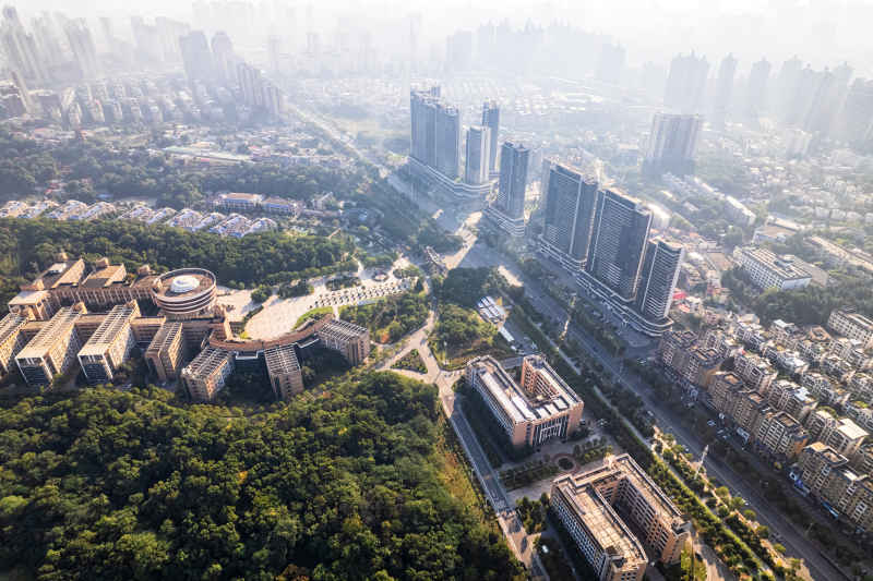 晨雾中的城市