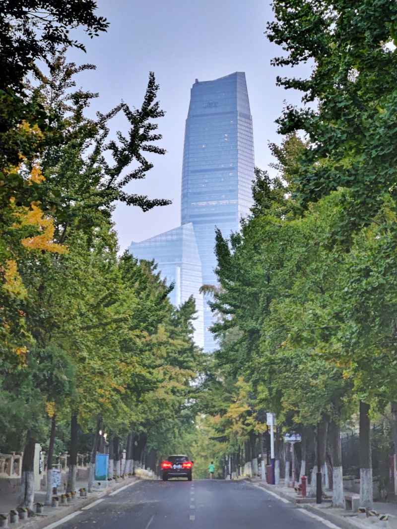 初秋道路上的车和人