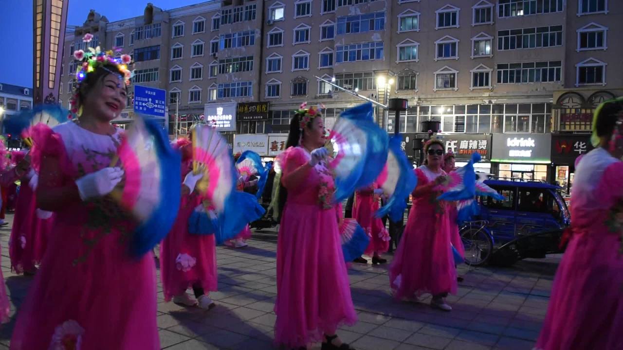 广场舞上扭秧歌