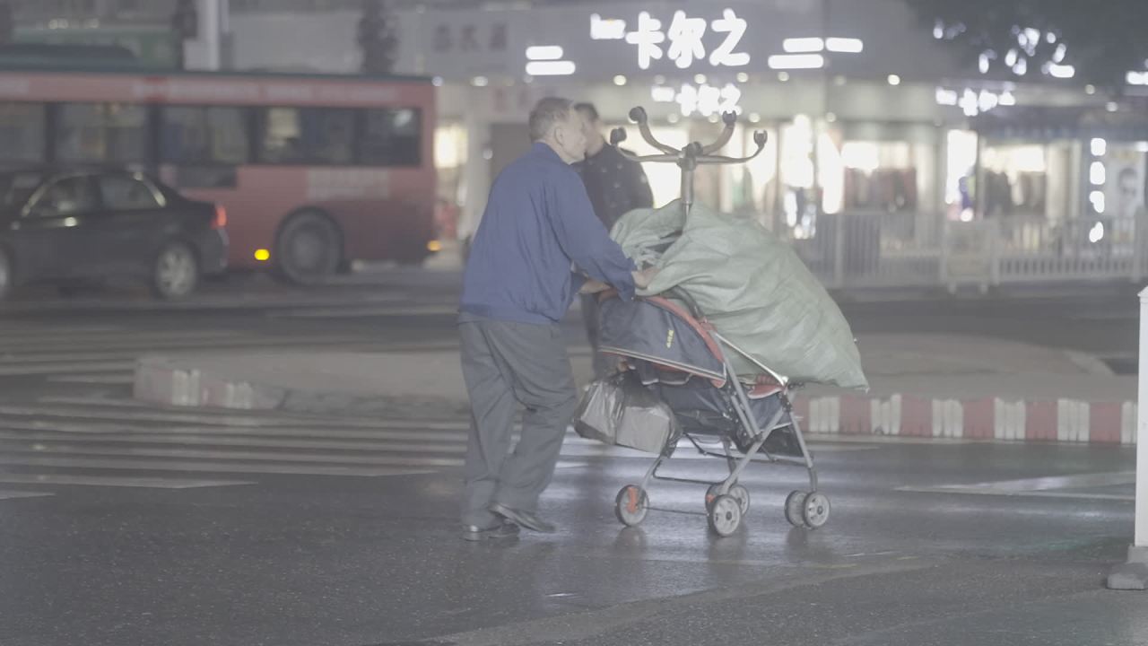 推车过马路的老人