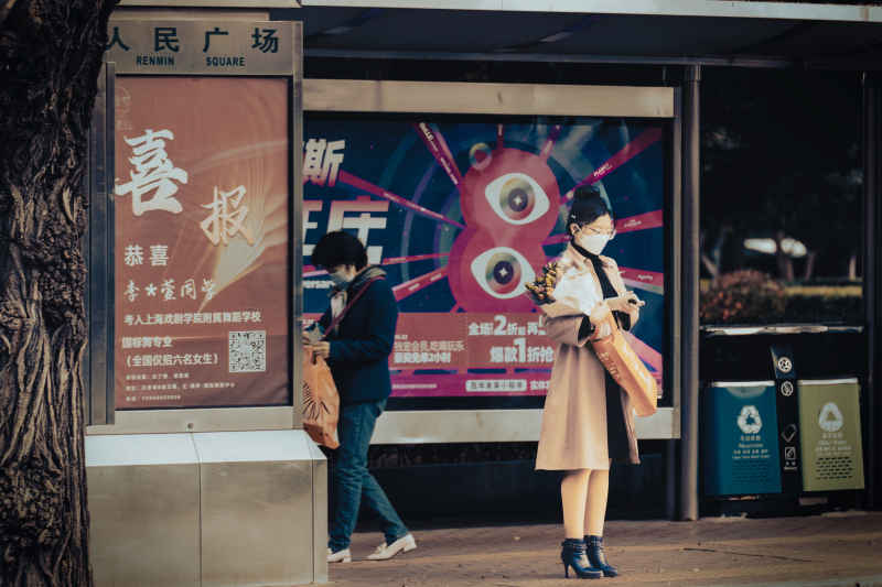 公交车站台等车的女孩